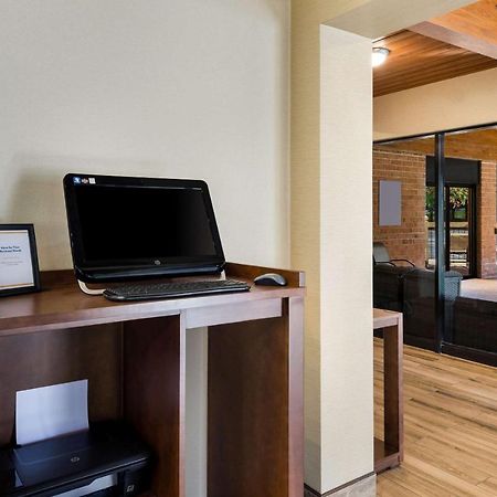 Comfort Inn Virginia Horse Center Лексингтън Екстериор снимка