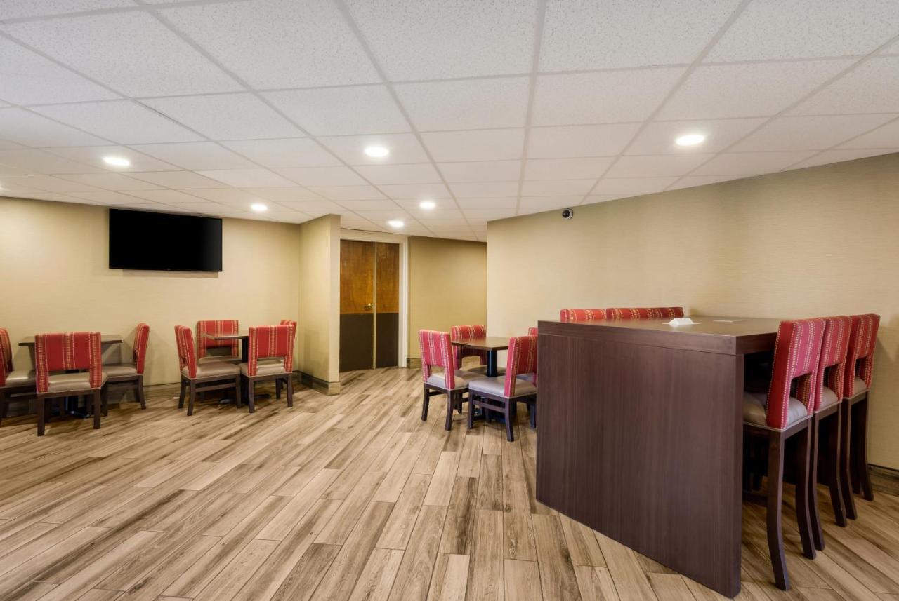 Comfort Inn Virginia Horse Center Лексингтън Екстериор снимка