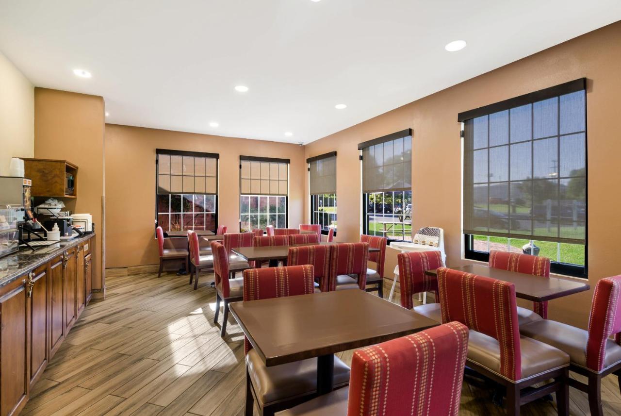 Comfort Inn Virginia Horse Center Лексингтън Екстериор снимка