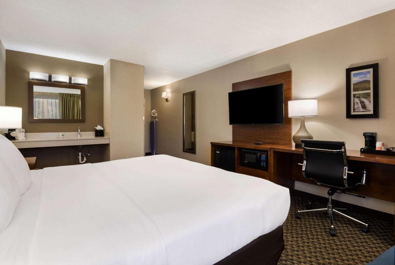 Comfort Inn Virginia Horse Center Лексингтън Екстериор снимка