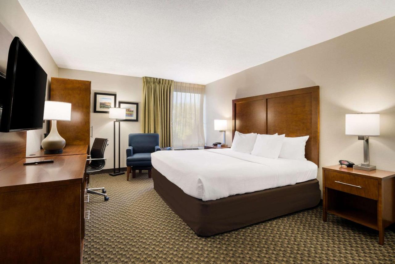 Comfort Inn Virginia Horse Center Лексингтън Екстериор снимка