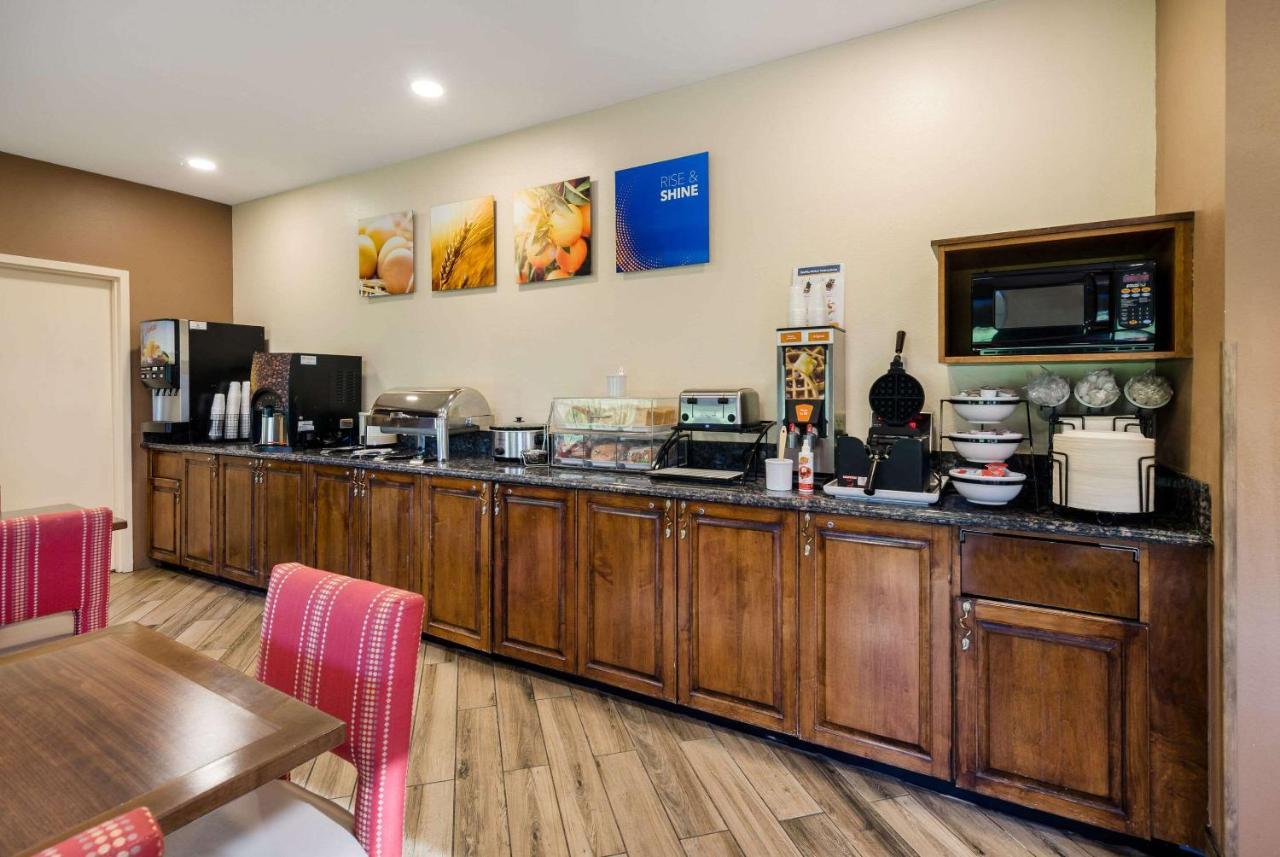 Comfort Inn Virginia Horse Center Лексингтън Екстериор снимка