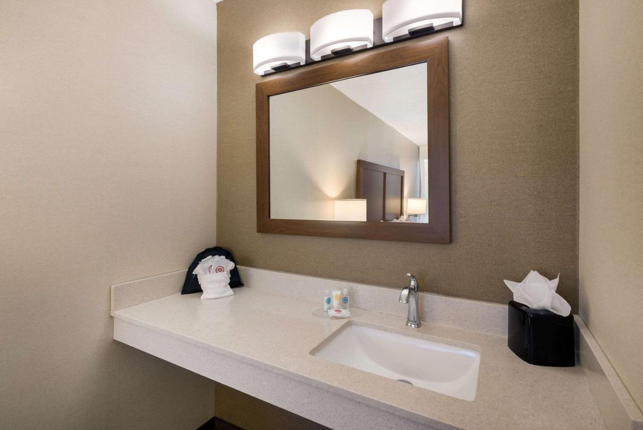 Comfort Inn Virginia Horse Center Лексингтън Екстериор снимка